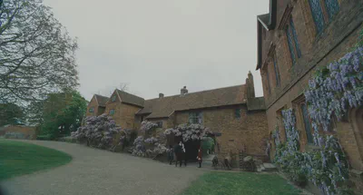 The house looks like about to collapse?