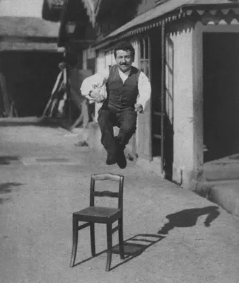 August Lumière as a showman (early instantaneous photography)